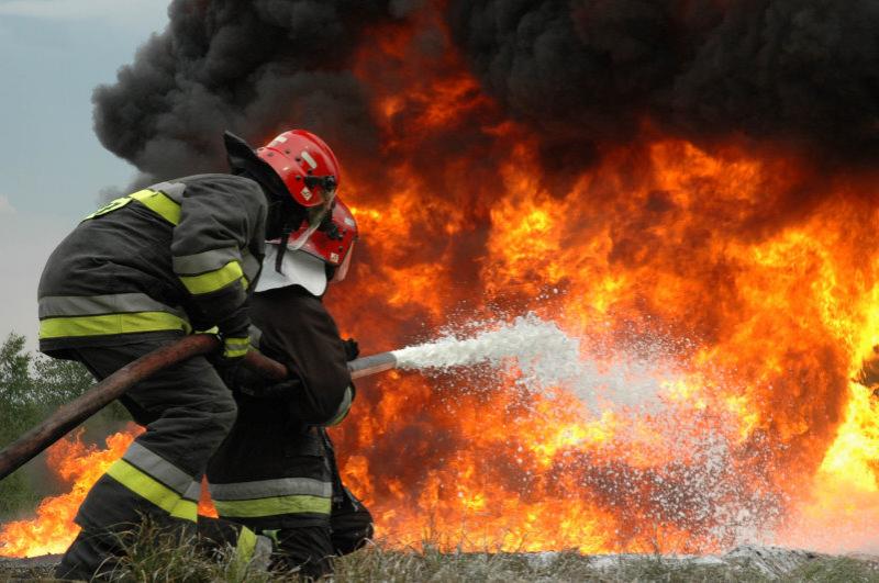 O fabrică de vopsele din Arad a luat foc