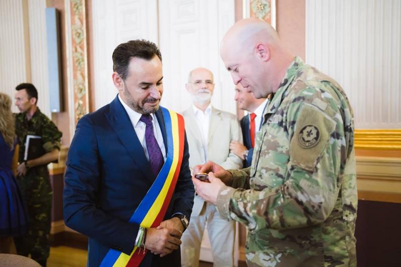 Delegaţie militară româno-americană la Primăria Arad.Primarul Falcă a primit o medalie de la militarii americani