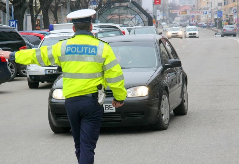Acţiune de prevenire şi combatere a accidentelor rutiere în Arad, ziua a III-a! Poliţiştii de la rutieră au împărţit amenzi în valoare totală de 75.000 lei!