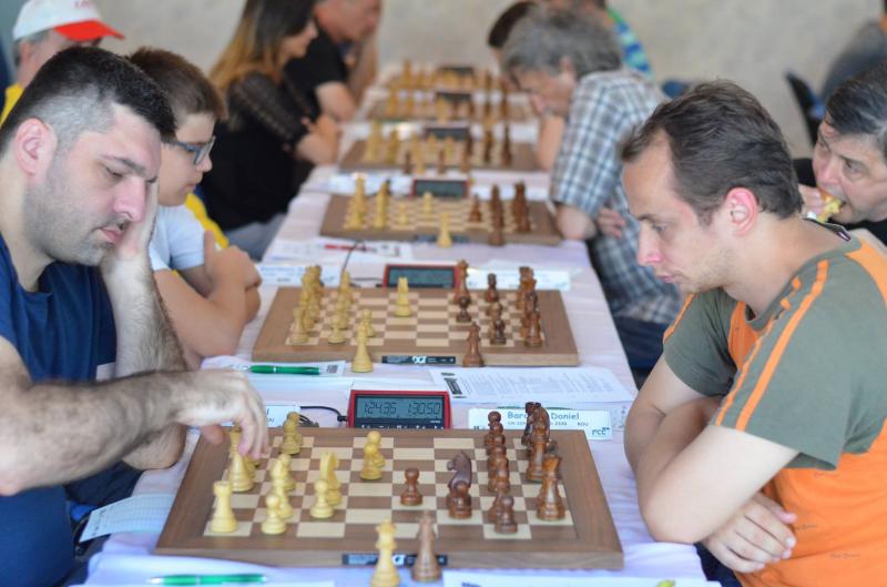 [FOTO] Lupta echilibrată- Nouă jucători în frunte, după şase runde la Festivalul International de Şah de la Arad