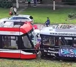 Victimă ajunsă la Urgențe în urma unui accident bizar între tramvaie în zon ...