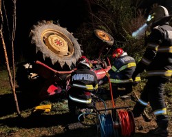 A murit după ce a fost strivit de tractorul pe care-l conducea. Ajunși la locul ...