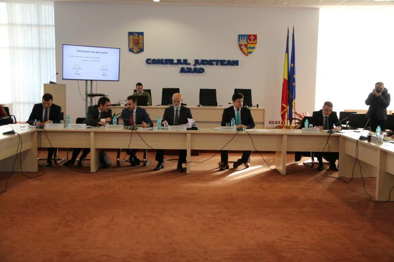 Preşedintele CJ, primarul, prefectul şi parlamentarii s-au întâlnit pentru a dezbate viitorul Aradului ! (FOTO)