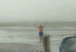 INCREDIBIL! Face baie în Marea Neagră când afară e COD ROȘU ! (VIDEO)
