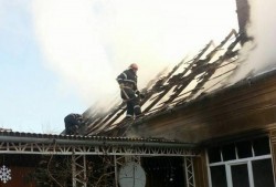 Incendiu puternit la o casă din Arad (FOTO)
