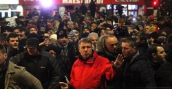 Zeci de mii de oameni în stradă în toate oraşele României! Preşedintele Iohannis alături de 20.000 de Bucureşteni protestează în stradă  împotriva ordonaţei de graţiere!
