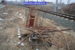 Prinşi transportând trei bănci furate dintr-un liceu, voiau să le vândă la fier vechi