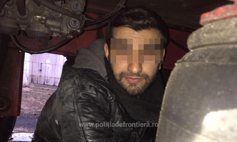 Cetăţean turc ascuns sub un camion încărcat cu roșii, descoperit vama Nădlac