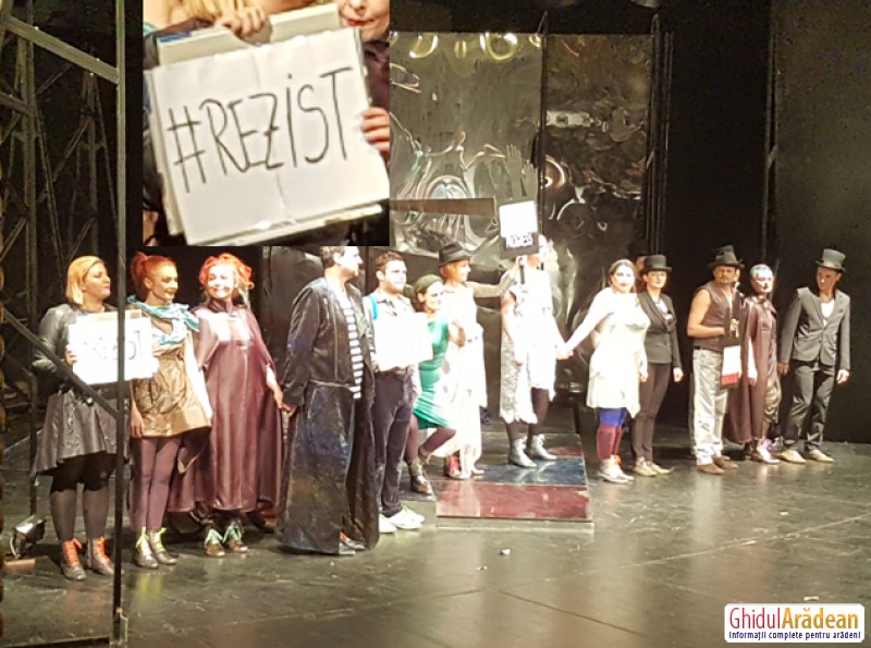 Gest superb de solidaritate al actorilor Teatrului Clasic “Ioan Slavici” din Arad la sfârşitul spectacolului de sâmbată seara: #REZIST!  (FOTO)