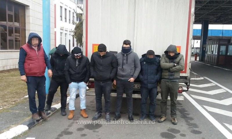 6 bărbaţi prinşi de poliţiştii de frontieră Nădlac ascunşi într-un automarfar