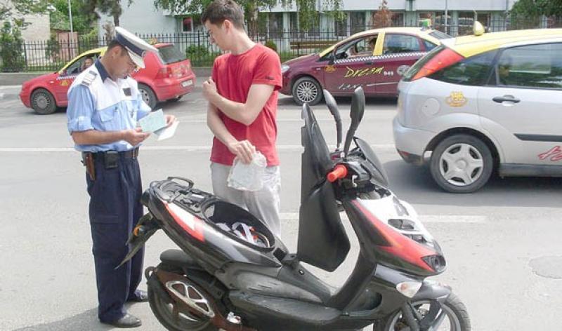 A condus un moped fără permis și sub influența alcoolului