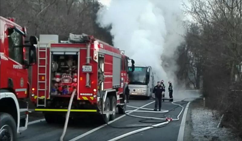 (VIDEO) Duminică dimineața un autocar a luat foc în timp ce transporta pasageri !