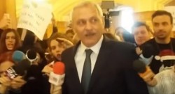 Dragnea şi-a pierdut cumpătul în faţa protestatarilor. Reacţie halucinantă a şefului PSD: „Fac şi pe mă-ta!” (VIDEO)

