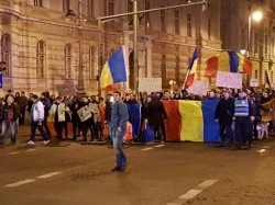 (FOTO/VIDEO)  Arădenii şi în această seară au ieşit în număr mare la protest ! Peste 3000 de oameni sunt la km 0 !