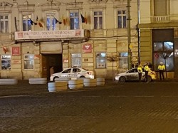 PSD nu cedează, se anunţă a patra zi de proteste. Poliţia a luat poziţii la Arad în faţa sediului PSD
