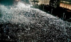 Imaginea anului! zeci de mii de telefoane aprinse în faţa guvernului