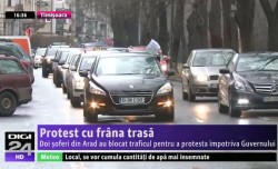 Protest inedit a doi arădeni împotriva guvernului: “Cu frâna de mâna trasă” (VIDEO)