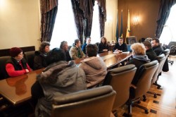 Viceprimarul  Călin Bibarţ discuţie cu reprezentanții producătorilor din Piaţa Catedralei