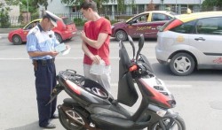 A condus un moped fără permis și sub influența alcoolului