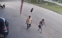 (VIDEO) O roată sărită de la o maşină a izbit cu viteză în cap un bărbat ! VEZI imagini surprinse de o cameră de supraveghere