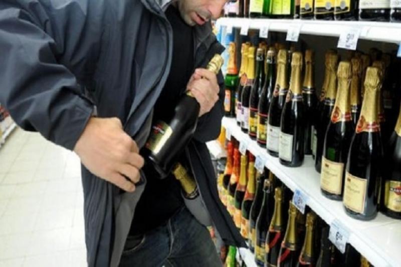 A furat alcool de aproape 1.000 de lei dintr-un supermarket

