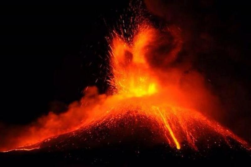 Vulcanul Etna erupe din nou