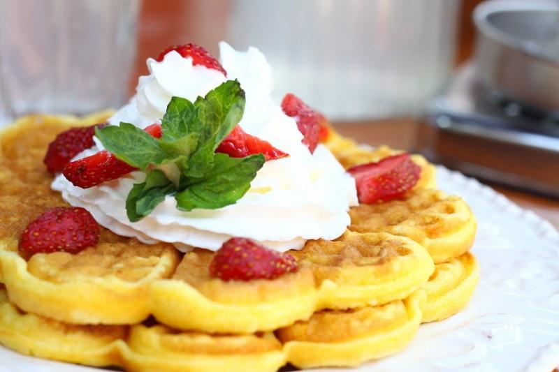 Reţeta săptămânii - Waffles cu căpşuni - de Alina Bucatoş