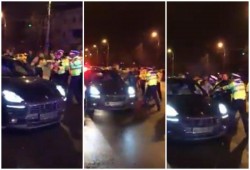 Dacă ai Porsche, eşti smecher, poţi să urci poliţiştii pe capota lui (FOTO/Video)