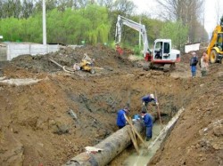 Continuă lucrările de extindere reţele de apă şi reţele de canalizare în oraşul Ineu