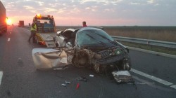 Un Megan condus de un poliţist de frontieră s-a făcut praf pe autostrada Arad-Nădlac (Foto)