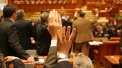 Liber la angajat rudele la cabinetele parlamentare! Deputaţii au desfiinţat conflictul de interese