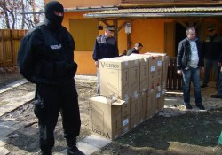 În urma a cinci percheziții, polițiștii arădeni au confiscat 
peste 27.000 de țigarete 
