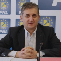 Eusebiu Pistru s-a retras din cursa pentru preşedenţia PNL Arad