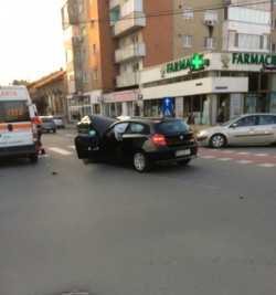 Accident rutier la Piața mică ! Bmw versus Mercedes !