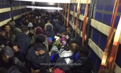 Surpriză enormă pentru poliţiştii de frontieră de la Nădlac! Nu mai puţin de 111 de migranţi găşiţi ascunşi într-un automarfar!