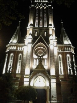 Miercuri seara se aprinde iluminatul arhitectural la Biserica Roşie