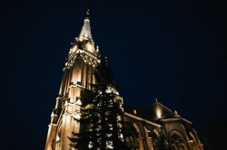 Biserica Roşie are iluminat arhitectural de miercuri seara