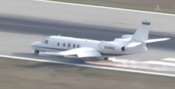 Aterizare impresionantă! Un avion a aterizat fără o roată pe un aeroport din Florida (VIDEO)