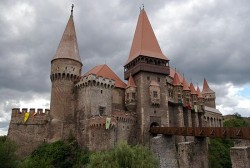 Castelul Corvinilor “prădat” de 170.000 de lei

