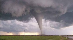 IMPRESIONANT ! Tornadă surprinsă în apropiere de Arad ! VEZI VIDEO