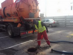 Au început lucrările de curățare și decolmatare a gurilor de scurgere în municipiu