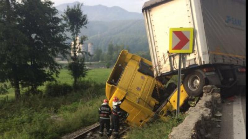 Accident de circulație ! TIR răsturnat peste calea ferată ! 