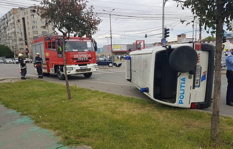 Mașină de poliție răsturnată din cauza unei șoferițe neatente ! 