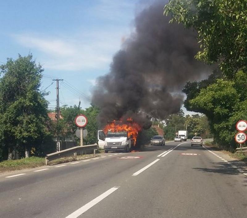 O autoutilitară a luat foc pe drumul din Păuliș !