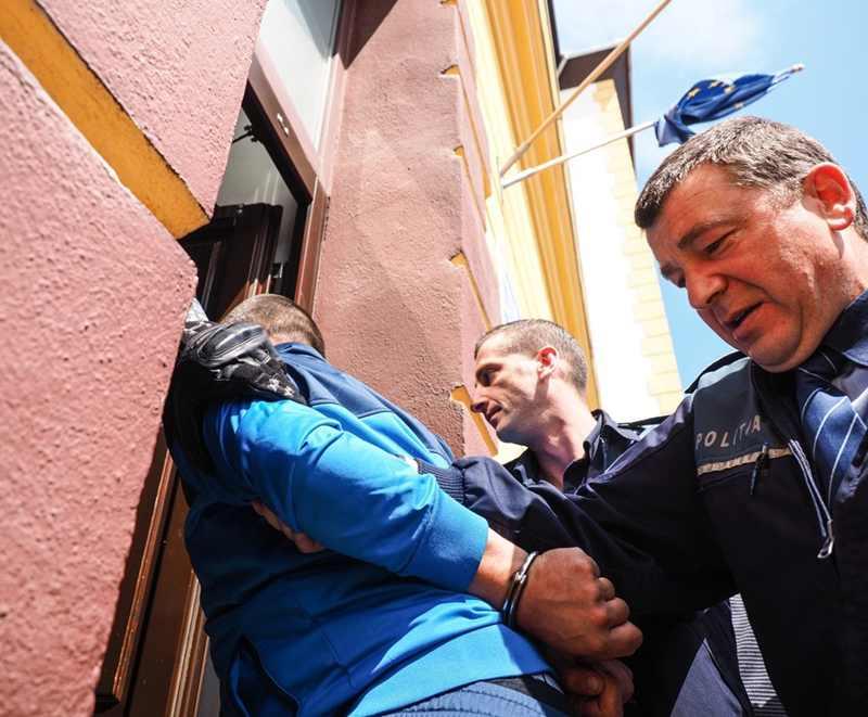Polițiștii Mihuț Eugen și Tomici Dușan au prins în mai puțin de jumătate de oră, un hoț periculos !