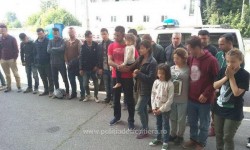 Grup mare de emigranşi opriți la frontiera cu Ungaria