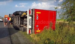 Foto! Tornada la ieșire din Arad ! Camion răsturnat între Zădăreni și Arad , mai mulți stâlpi de curent puși la pământ, Felnac fără curent !