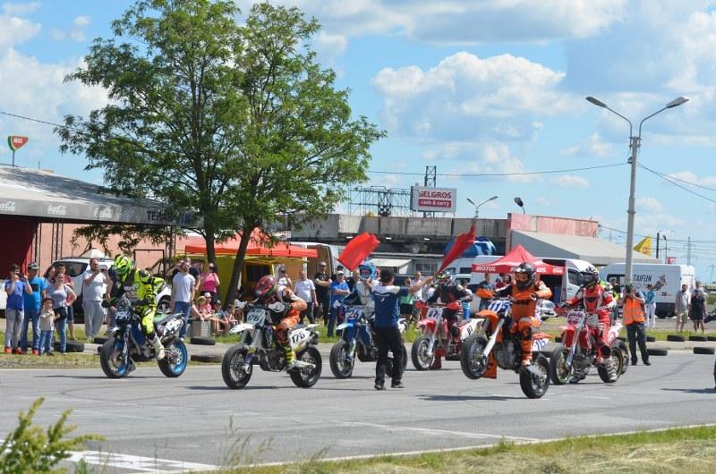 Supermoto E2, viteză juniori E2 şi scutere E1, sâmbătă pe pista VIK Power 