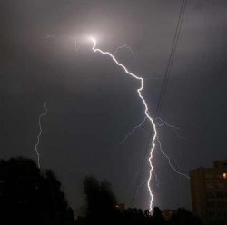 ATENȚIONARE METEO ! Aradul sub Cod Portocaliu din această noapte !