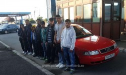 Opt migranţi înghesuiți într-un autoturism, depistaţi de poliţiştii de frontieră de la Vărşand